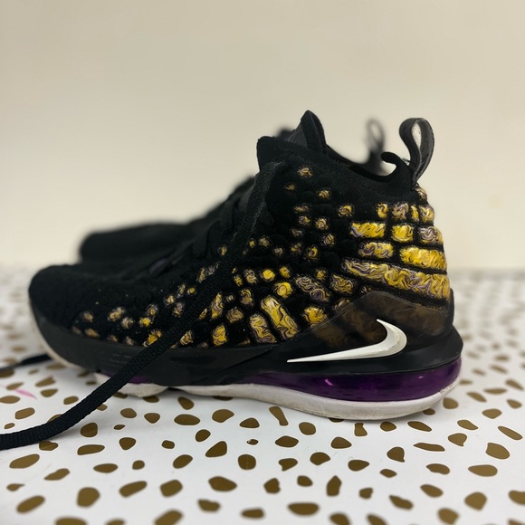 Nike LeBron 17
Lakers - Picture 3 of 5